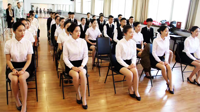 客舱服务进阶培训,礼仪服务训练；头等舱和经济 舱-服务理论和程系训练