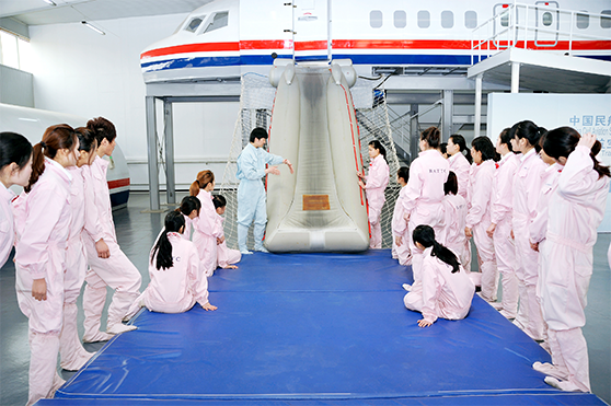 客舱紧急处理培训,旅客呼叫处置训练；登机门的 应急操作训练